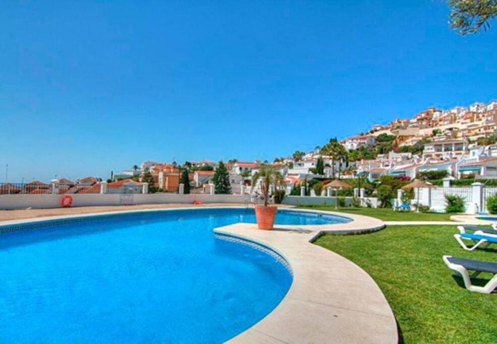 Beautiful 3 Bedroom Townhouse In Urb. Tropicana, Nerja Exterior foto